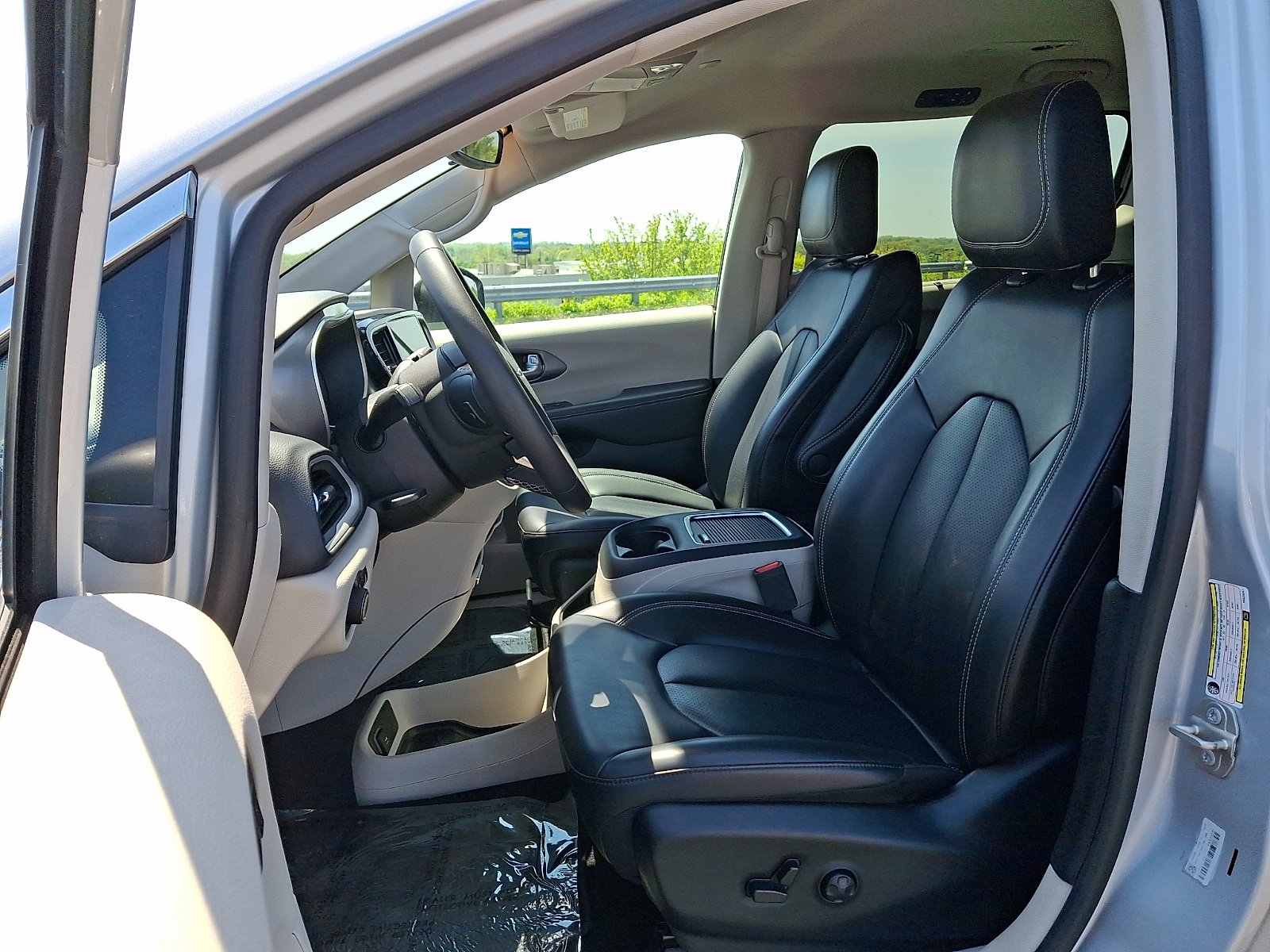 Certified 2023 Chrysler Pacifica Touring-L FWD image 14