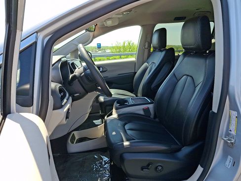 Certified 2023 Chrysler Pacifica Touring-L FWD image 14