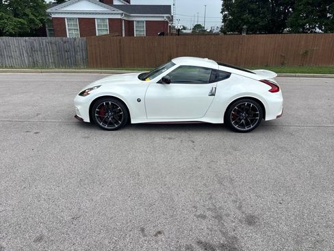 Used 2019 Nissan 370Z NISMO RWD image 2