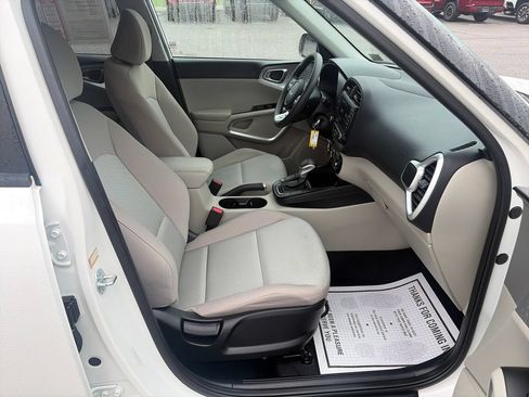 Used 2025 Kia Soul LX w/ LX Technology Package FWD image 36