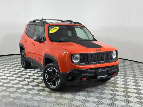 Used 2016 Jeep Renegade Trailhawk w/ Premium Trailhawk Package AWD/4WD image 2