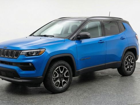 Used 2025 Jeep Compass Trailhawk AWD/4WD image 3