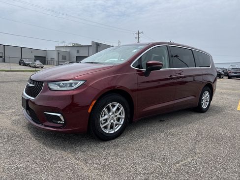 Used 2023 Chrysler Pacifica Touring-L FWD image 1