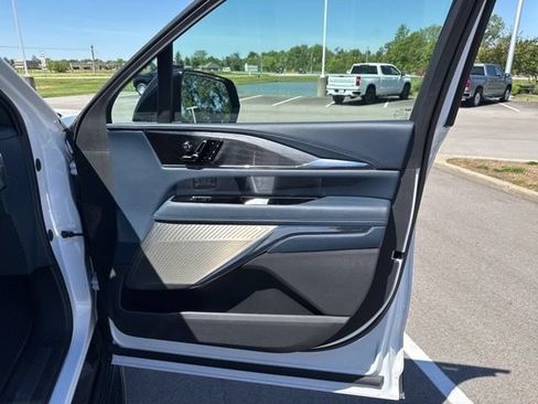 Used 2025 Cadillac Escalade IQ Luxury 2 w/ LPO, Premium Carpet Package AWD/4WD image 41