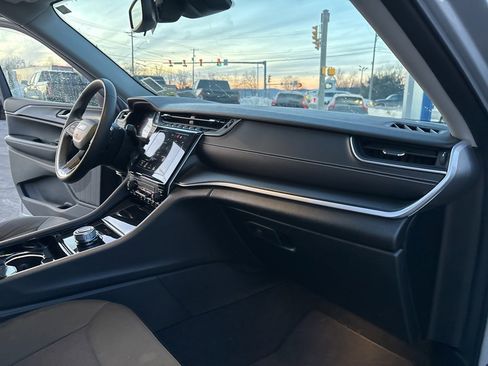 Used 2023 Jeep Grand Cherokee L Laredo image 29