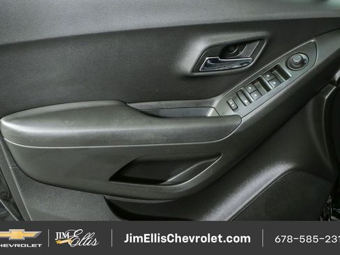 Certified 2020 Chevrolet Trax LT w/ LT Convenience Package AWD/4WD image 6