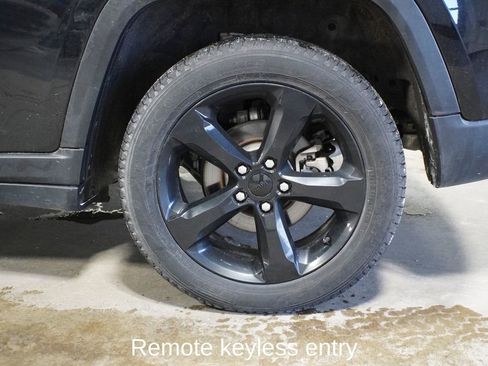 Used 2023 Jeep Grand Cherokee Limited w/ Luxury Tech Group II image 8