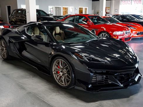 Used 2024 Chevrolet Corvette Z06 w/ Z07 Performance Package RWD image 4