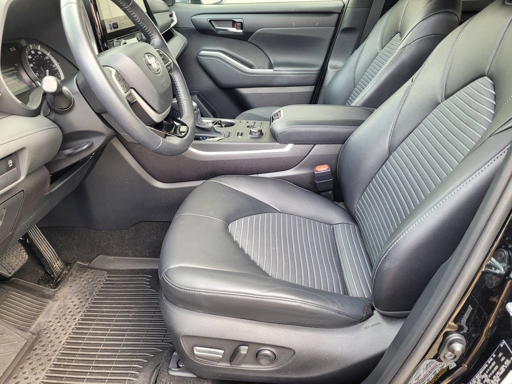 Used 2024 Toyota Highlander XSE AWD/4WD image 18