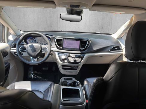 Used 2023 Chrysler Pacifica Touring-L FWD image 13