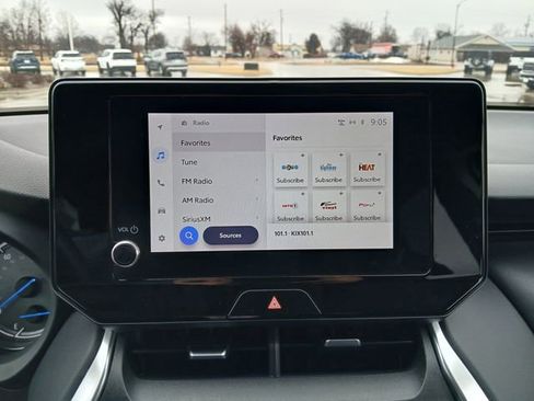 Used 2023 Toyota Venza LE image 21