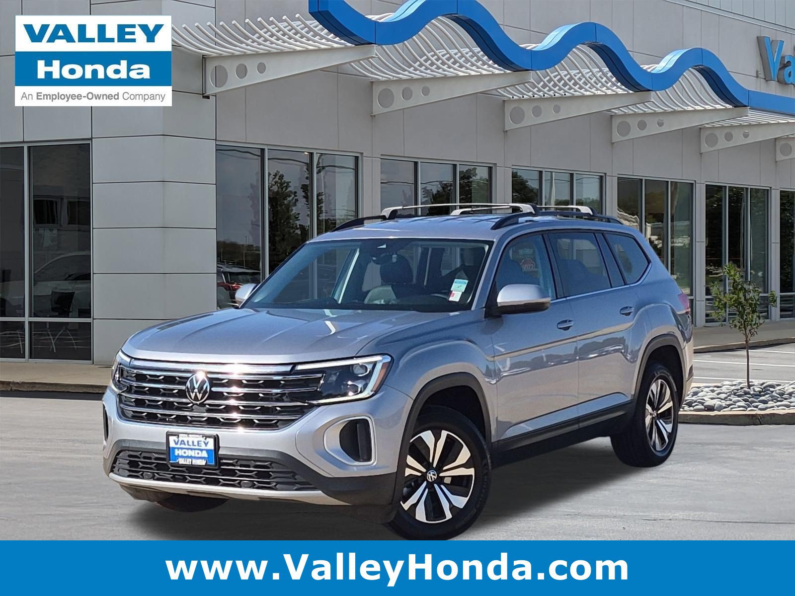 Used 2024 Volkswagen Atlas SE AWD/4WD image 1