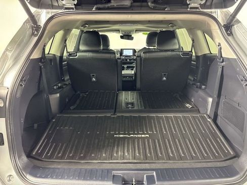 Used 2024 Toyota Highlander XLE AWD/4WD image 13