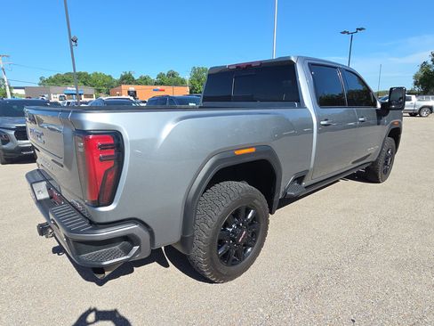 Used 2024 GMC Sierra 2500 AT4 w/ AT4 Premium Plus Package AWD/4WD image 10