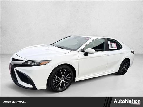 Used 2024 Toyota Camry SE image 1