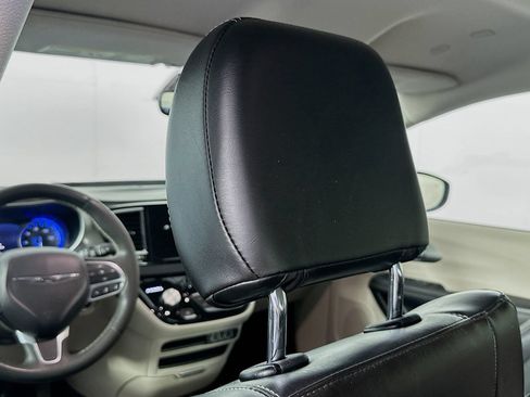 Used 2023 Chrysler Pacifica Touring-L FWD image 27