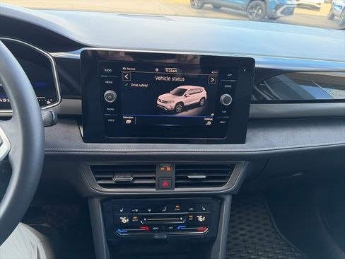 Certified 2025 Volkswagen Taos SE image 19