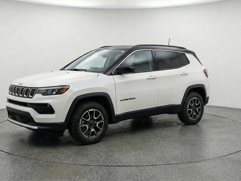 Used 2025 Jeep Compass Trailhawk AWD/4WD image 3
