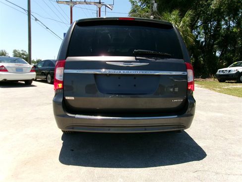 Used 2015 Chrysler Town & Country Limited FWD image 9