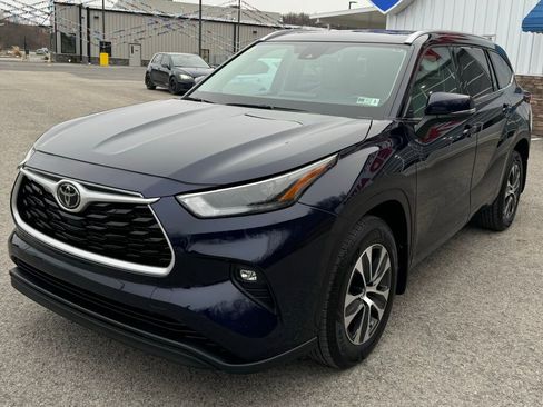 Used 2022 Toyota Highlander XLE image 3