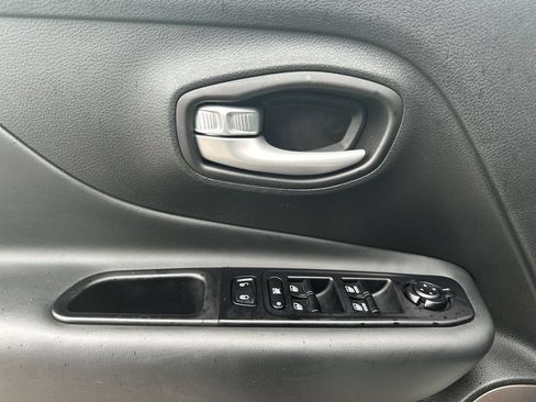 Used 2023 Jeep Renegade Latitude AWD/4WD image 21
