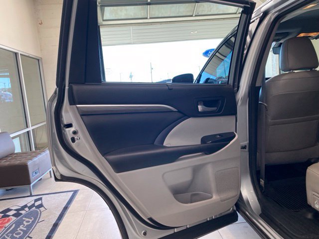 Used 2018 Toyota Highlander Limited w/ Protection Package #3 AWD/4WD image 17