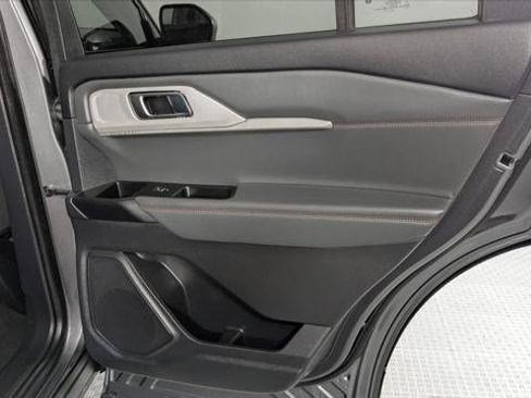 Used 2025 Ford Explorer Active RWD image 21