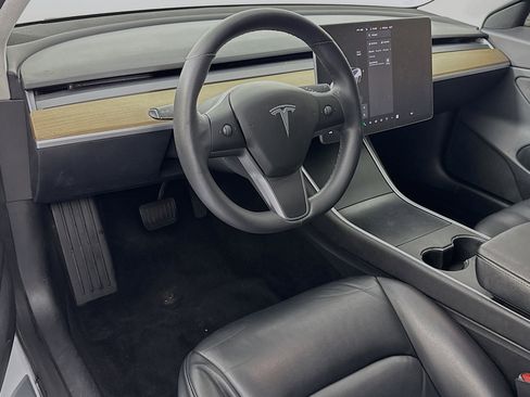 Used 2019 Tesla Model 3 Standard Range image 9
