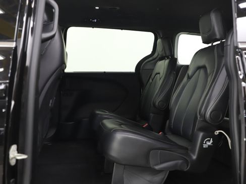 Used 2025 Chrysler Pacifica Select FWD image 21