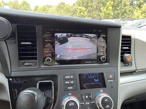 Used 2020 Toyota Sienna LE FWD image 32