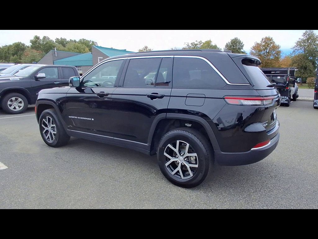 Used 2025 Jeep Grand Cherokee Limited AWD/4WD image 6