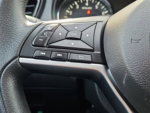 Used 2020 Nissan Rogue Sport S image 18