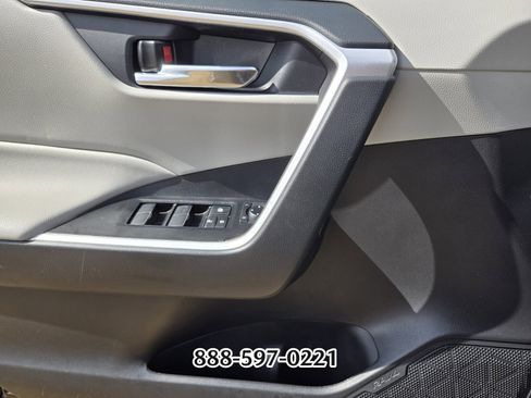 Used 2021 Toyota RAV4 XLE Premium image 31