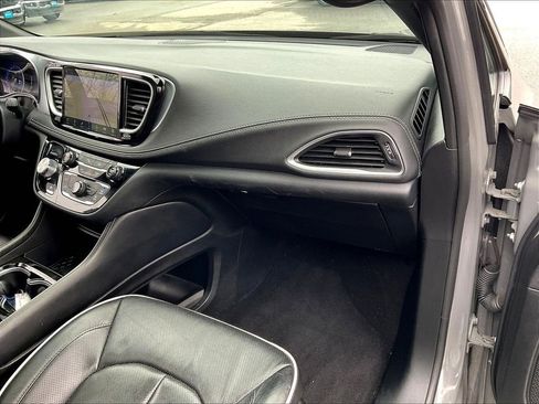 Used 2025 Chrysler Pacifica Limited FWD image 12