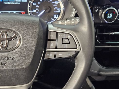 Used 2025 Toyota Highlander XLE AWD/4WD image 29