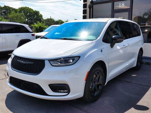 Used 2024 Chrysler Pacifica Limited FWD image 2