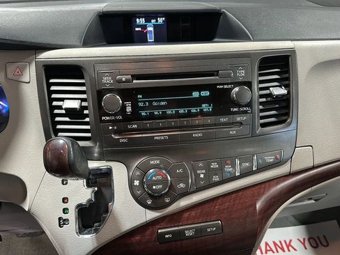 Used 2014 Toyota Sienna XLE image 26