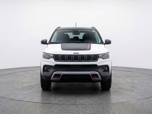 Used 2025 Jeep Compass Trailhawk image 2