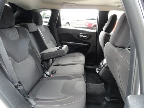 Used 2016 Jeep Cherokee Latitude w/ Comfort/Convenience Group FWD image 6