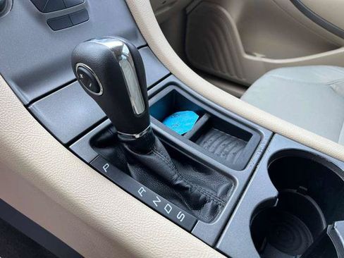 Used 2016 Ford Taurus SE FWD image 18