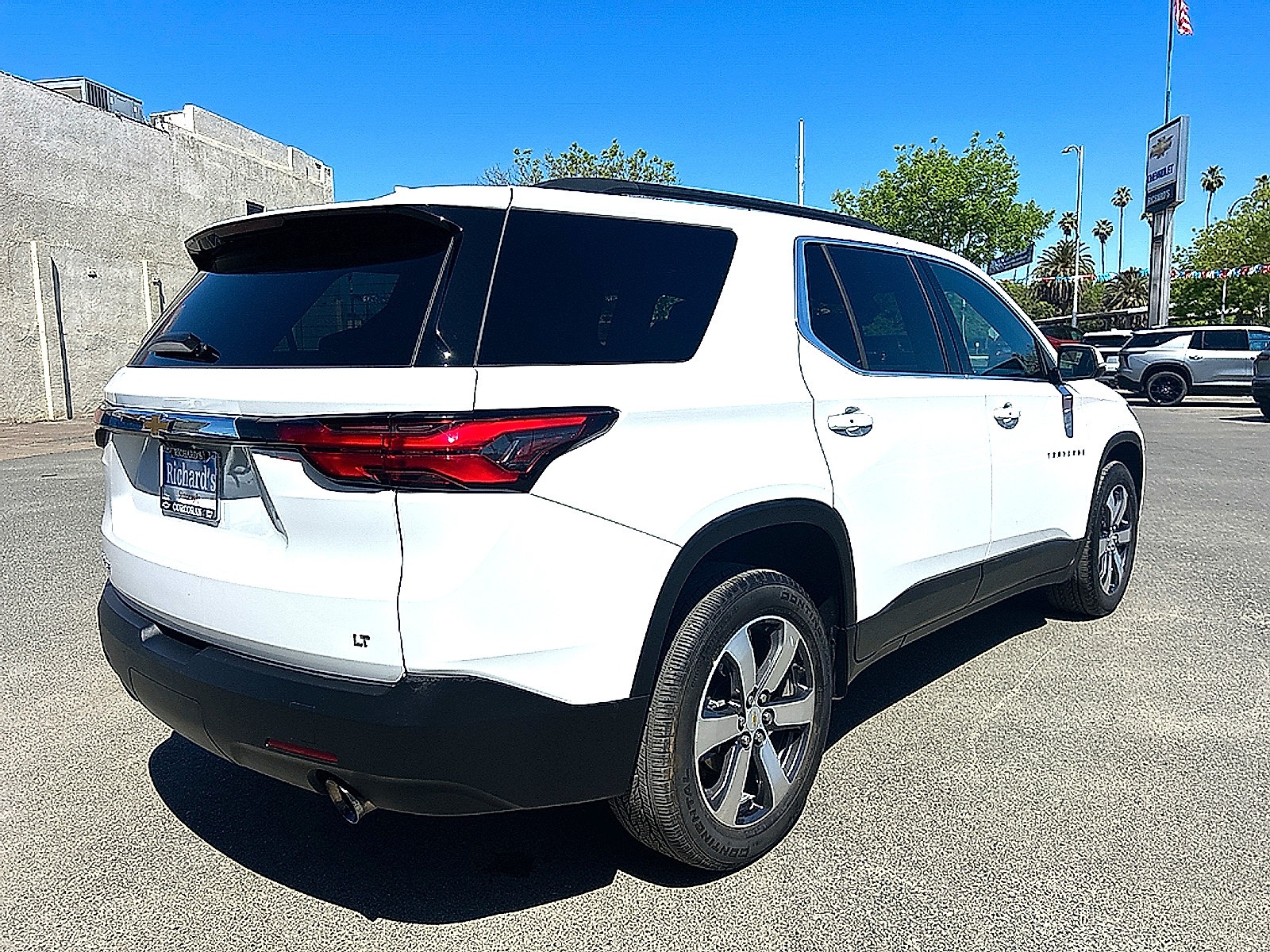 Used 2023 Chevrolet Traverse LT w/ LT Premium Package FWD image 4