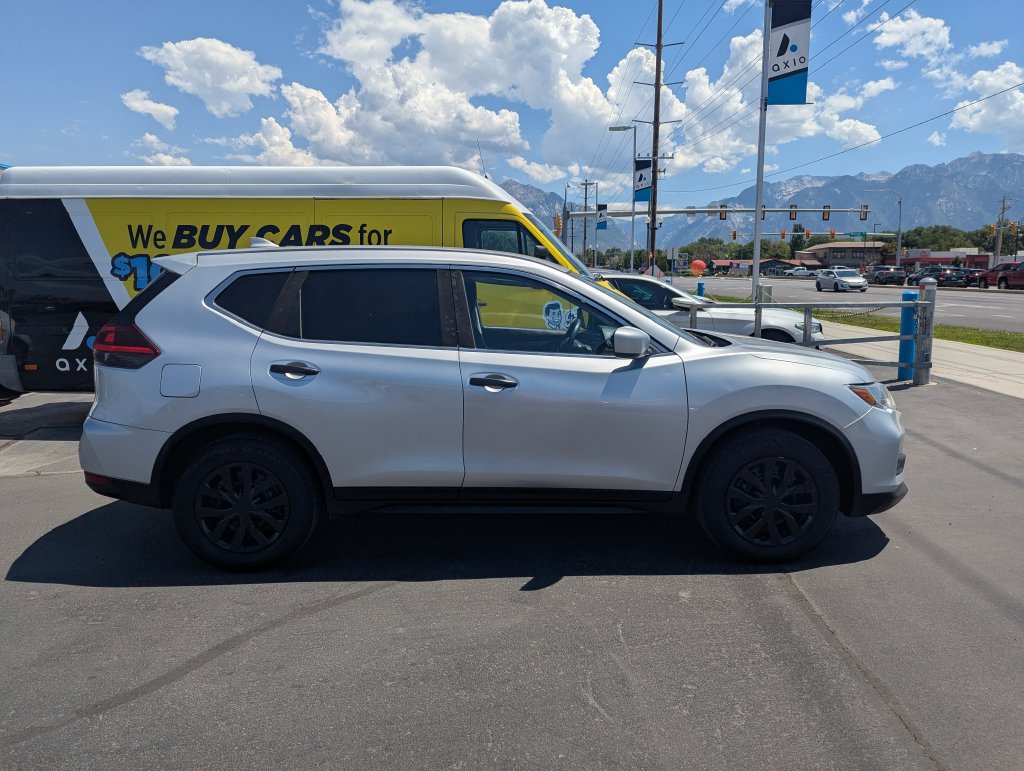 Used 2019 Nissan Rogue S FWD image 2