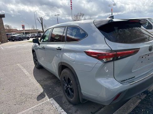 Used 2024 Toyota Highlander LE image 11