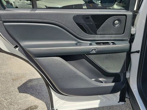 Used 2025 Lincoln Aviator 2WD image 11