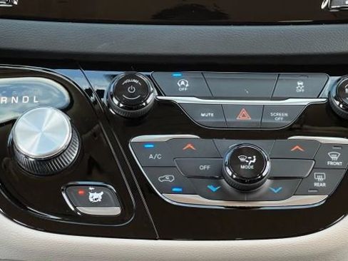 Used 2020 Chrysler Voyager Lxi image 87