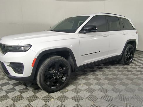 Certified 2023 Jeep Grand Cherokee Altitude image 9