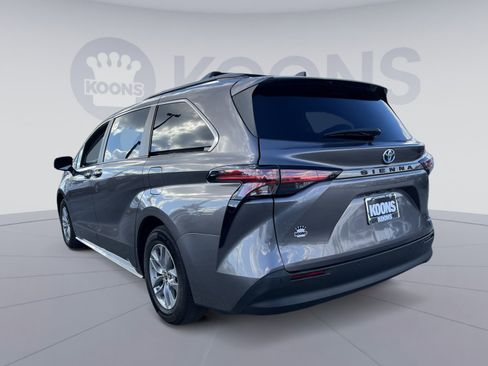 Used 2022 Toyota Sienna XLE image 4