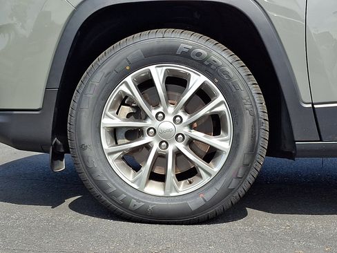 Certified 2021 Jeep Cherokee Latitude Lux w/ Sun & Sound Group AWD/4WD image 8