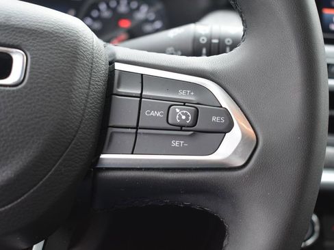 Used 2025 Jeep Compass Latitude image 16