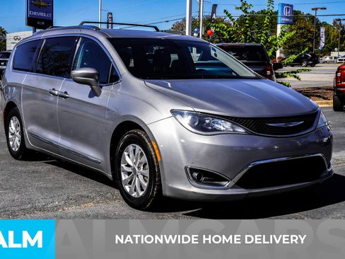 Used 2019 Chrysler Pacifica Touring-L image 6